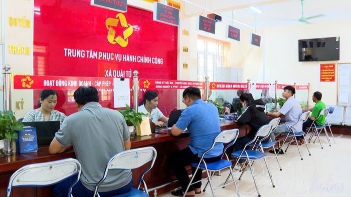 Người dân đến giao dịch tại bộ phận Một cửa Trung tâm Phục vụ hành chính công xã Quài Tở.