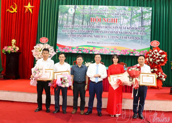 Lãnh đạo Công ty Cổ phần Cao su Điện Biên trao Bằng khen của Đảng ủy Chính phủ cho các cá nhân xuất sắc.