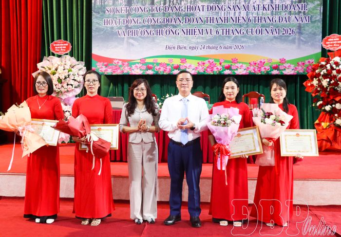 Lãnh đạo Công ty Cổ phần Cao su Điện Biên trao Bằng khen của UBND tỉnh cho các cá nhân có thành tích xuất sắc.