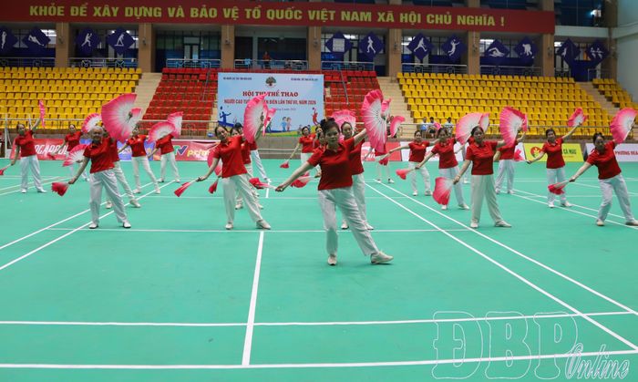 Phần thi môn thể dục dưỡng sinh của đội xã Thanh Yên.