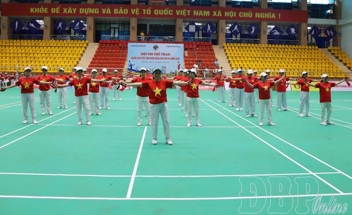 Đội phường Mường Thanh tham gia thi môn thể dục dưỡng sinh.