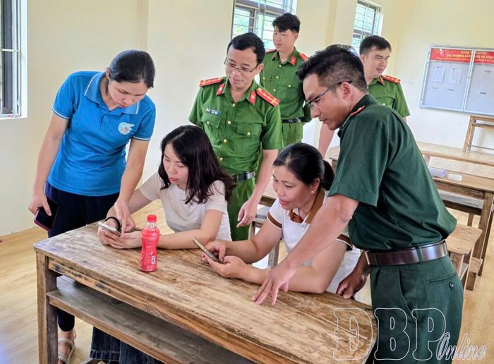 Lực lượng Bộ đội Biên phòng, Công an trên địa bàn xã hỗ trợ thành viên chi hội bản Nà Hỳ 3, xã Nà Hỳ tiếp cận thông tin trên các ứng dụng công nghệ số.