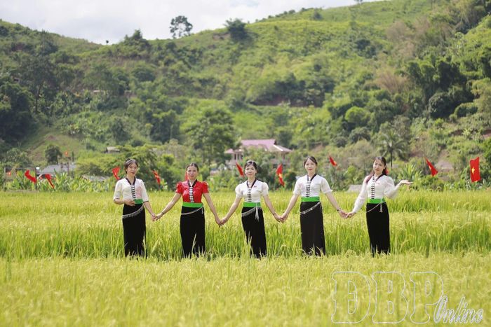 Chị Thùng Thị Lâm (đứng giữa) người đảng viên đã góp phần đưa Nà Sự trở thành bản du lịch cộng đồng hấp dẫn của tỉnh.