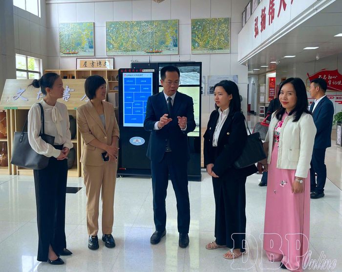 Các đại biểu trao đổi bên lề buổi hội đàm.