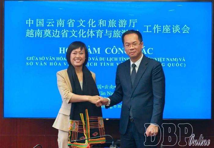 Ông Trần Hải Hà, quyền Giám đốc Sở Văn hóa, Thể thao và Du lịch tỉnh Điện Biên và bà Lưu Lệ Na, Phó Giám đốc Sở Văn hóa và Du lịch tỉnh Vân Nam (Trung Quốc) tại buổi hội đàm.