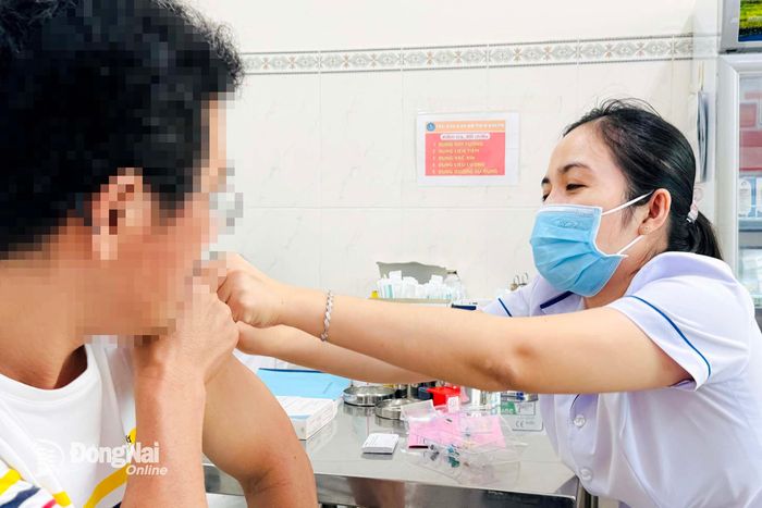 Nhân viên Trung tâm Kiểm soát bệnh tật thành phố Đồng Nai tiêm vaccine phòng bệnh dại cho người dân.