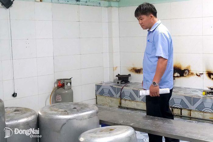 Lực lượng chức năng kiểm tra công tác an toàn thực phẩm tại một cơ sở kinh doanh thực phẩm ở phường Phước Tân.