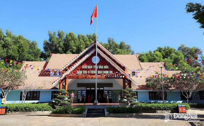 Khu Bảo tồn văn hóa dân tộc S'tiêng sóc Bom Bo (xã Bom Bo) là điểm đến hấp dẫn thu hút đông đảo nhân dân và du khách tham quan, trải nghiệm. Ảnh: ĐVCC