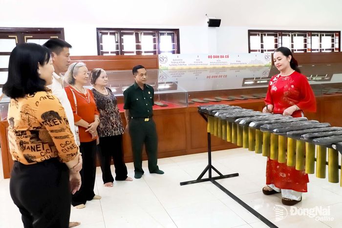 Biểu diễn đàn đá tại Khu Bảo tồn văn hóa dân tộc S’tiêng sóc Bom Bo (xã Bom Bo) phục vụ du khách tham quan, trải nghiệm. Ảnh: My Ny
