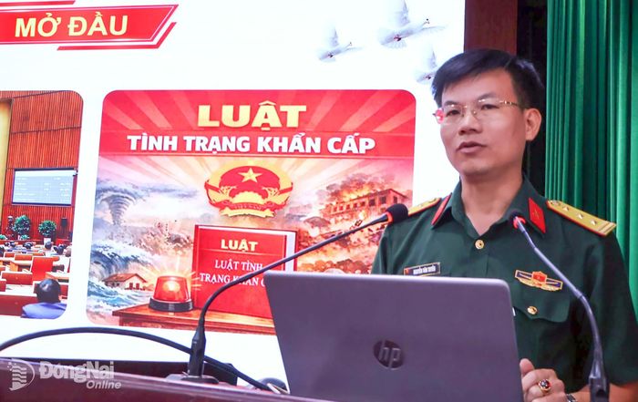 Sau khai mạc, các học viên nghe giảng viên tập huấn các chuyên đề theo quy định. Ảnh: Nguyệt Hà