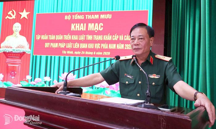 Thiếu tướng Phạm Văn Tỵ, Phó Cục trưởng Cục Cứu hộ cứu nạn, Bộ Tổng Tham mưu Quân đội nhân dân Việt Nam, Trưởng ban Tổ chức khai mạc khóa tập huấn. Ảnh: Nguyệt Hà