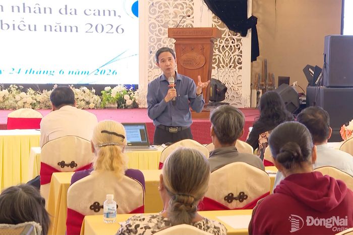 Đại diện Sở Y tế chia sẻ các chính sách chăm lo người khuyết tật, nạn nhân chất độc da cam của Đảng, Nhà nước. Ảnh: Văn Đoàn