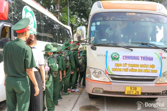 Các chiến sĩ nhí háo hức lên đường rèn luyện "Học kỳ trong quân đội". Ảnh: Ngọc Huyền