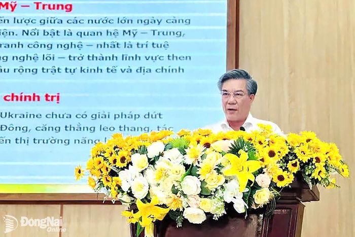 Ủy viên Ban Thường vụ Thành ủy, Trưởng ban Tuyên giáo và Dân vận Thành ủy Đồng Nai, Báo cáo viên Trung ương Dương Minh Dũng báo cáo tại hội nghị. Ảnh: ĐVCC