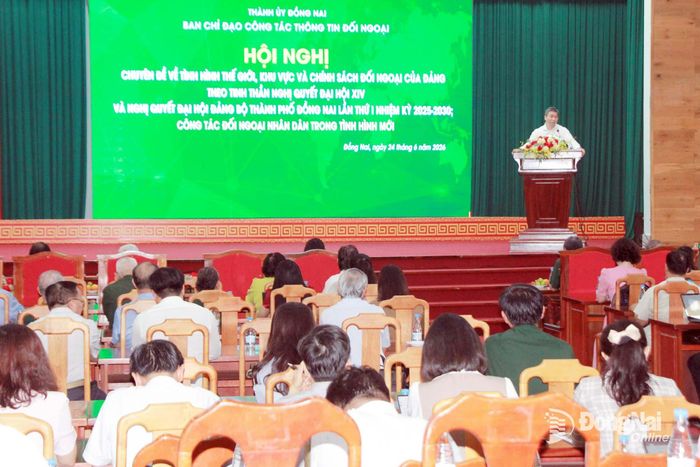 Tiến sĩ Phan Anh Sơn, Bí thư Đảng ủy, Chủ tịch Liên hiệp các tổ chức hữu nghị Việt Nam báo cáo các nội dung tại hội nghị. Ảnh: Nga Sơn