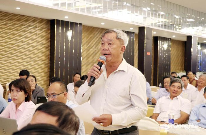 Nông dân phát biểu ý kiến tại hội nghị. Ảnh: Tố Tâm