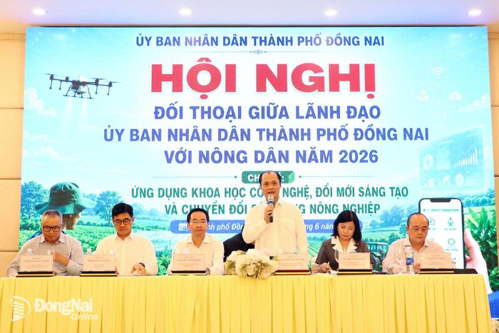 Ủy viên Ban Thường vụ Thành ủy, Phó Chủ tịch UBND thành phố Nguyễn Tuấn Anh chủ trì cùng lãnh đạo sở, ngành đối thoại với nông dân. Ảnh: Tố Tâm