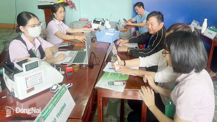 Hoạt động giải ngân tại Điểm Tân Xuân của Phòng giao dịch Ngân hàng chính sách xã hội Bình Phước. Ảnh: ĐVCC
