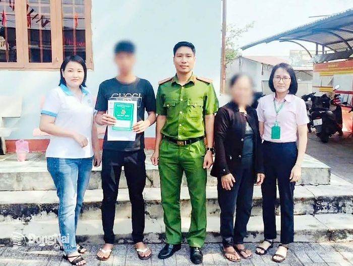 Hoạt động cho vay người chấp hành xong án phạt tù có sự tham dự, giám sát của đại diện các hội đoàn thể nhận ủy thác và Công an phường. Ảnh: ĐVCC