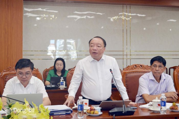 Hiệu trưởng Trường Chính trị thành phố Đồng Nai Phan Xuân Linh trao đổi tại buổi làm việc. Ảnh: Phương Hằng