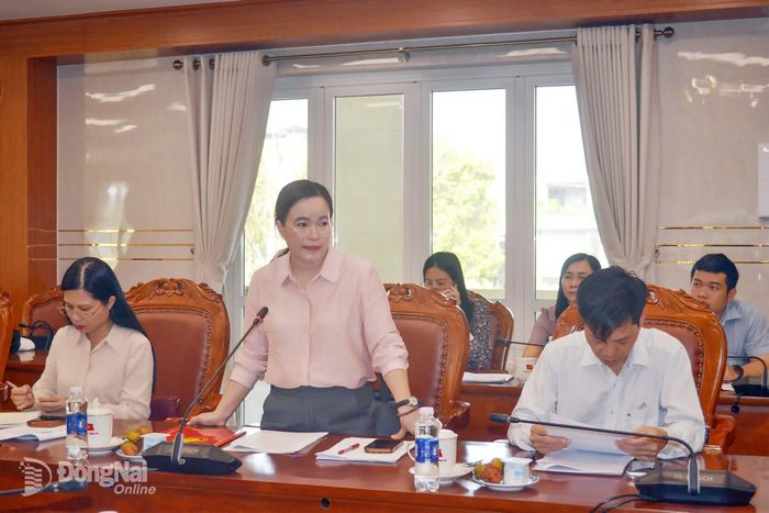 Thành ủy viên, Phó Trưởng ban Thường trực Ban Tuyên giáo và Dân vận Thành ủy Nguyễn Thị Hồng Trang trao đổi tại buổi làm việc. Ảnh: Phương Hằng