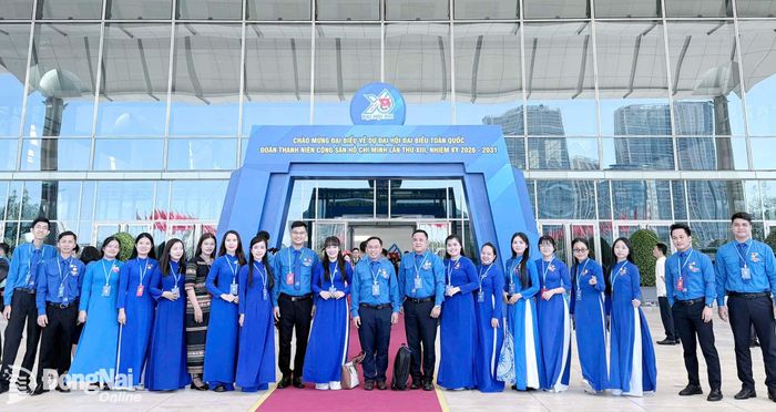Đoàn đại biểu thành phố Đồng Nai chụp ảnh lưu niệm trước khi bước vào phiên khai mạc. Ảnh: Thành đoàn cung cấp