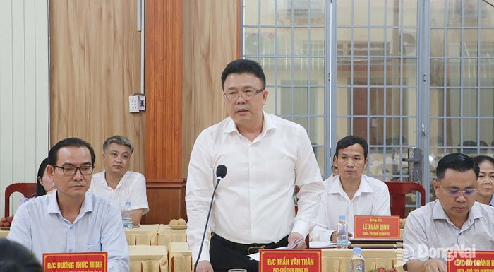 Đồng chí Trần Văn Thân, Chủ tịch UBND xã Long Phước phát biểu ý kiến tại buổi làm việc. Ảnh: Phạm Tùng