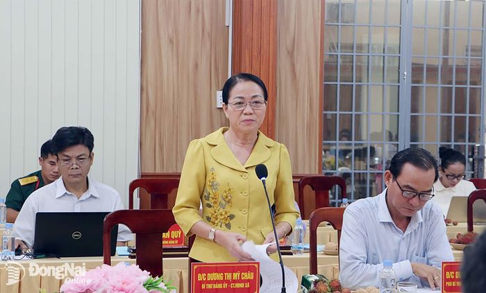 Đồng chí Dương Thị Mỹ Châu, Bí thư Đảng ủy, Chủ tịch HĐND xã Long Phước phát biểu tại buổi làm việc. Ảnh: Phạm Tùng