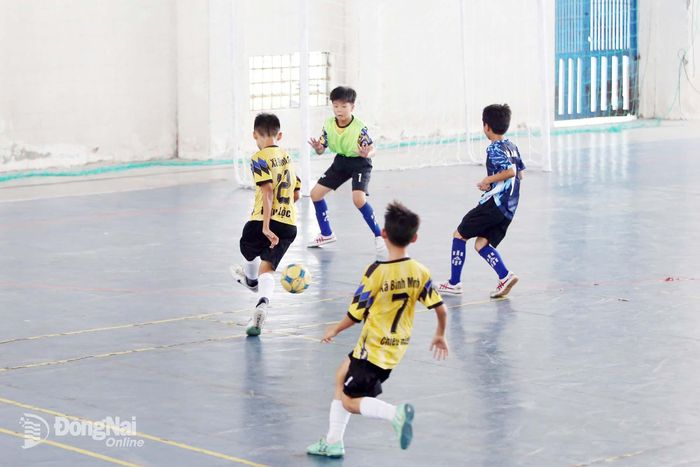 Đội bóng xã Bình Minh (áo vàng) đánh bại xã Bàu Hàm tỷ số 7-3 ở lượt đấu cuối cụm vòng loại 2. Ảnh: Minh Đức