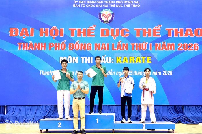 Phó Giám đốc Trung tâm Huấn luyện và Thi đấu thể thao thành phố Đồng Nai Huỳnh Trúc Phương trao giải cho các vận động viên nam đạt thứ hạng cao tại giải. Ảnh: ĐVCC