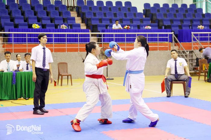 Các vận động viên nữ tranh tài nội dung kumite cá nhân nữ. Ảnh: Huy Anh