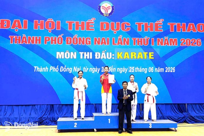 Ban tổ chức trao giải cho các vận động viên nữ đạt thứ hạng cao tại giải. Ảnh: ĐVCC