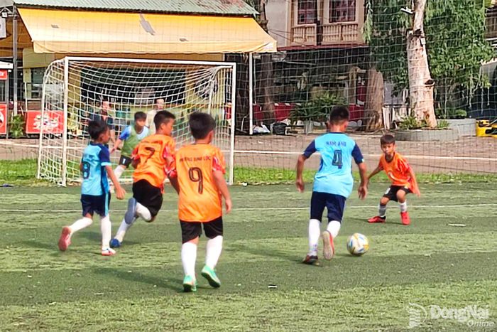 Xã Cẩm Mỹ (áo xanh) cùng phường Xuân Lập tham dự vòng chung kết giải U.11. Trong ảnh: Trận xã Cẩm Mỹ gặp phường Bình Lộc tại cụm 3. Ảnh: BTC cụm 3