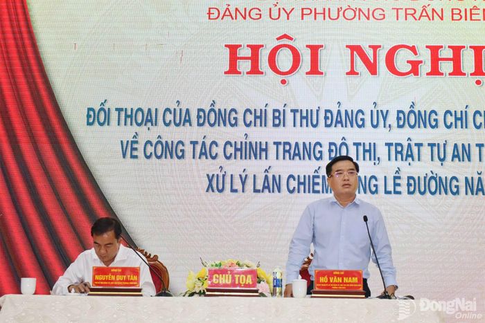 Ủy viên Ban Thường vụ Thành ủy, Bí thư Đảng ủy, Chủ tịch HĐND phường Trấn Biên Hồ Văn Nam phát biểu tại hội nghị. Ảnh: Thùy Anh