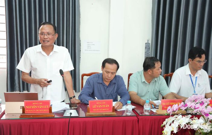 Chủ tịch UBND xã Nghĩa Trung Nguyễn Văn Lưu báo cáo và kiến nghị, đề xuất với Đoàn Đại biểu Quốc hội thành phố Đồng Nai tại buổi làm việc. Ảnh: Trương Hiện