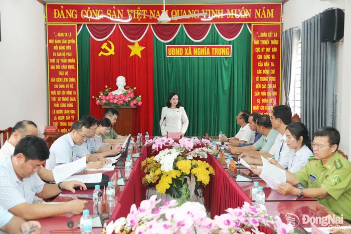 Phó Trưởng đoàn chuyên trách Đoàn Đại biểu Quốc hội thành phố Đồng Nai Điểu Huỳnh Sang phát biểu kết luận tại buổi khảo sát và làm việc với xã Nghĩa Trung. Ảnh: Trương Hiện