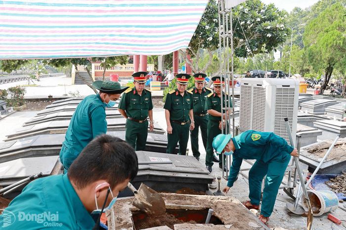 Đoàn kiểm tra công tác khai quật mộ liệt sĩ chưa xác định thông tin. Ảnh: Thanh Toàn