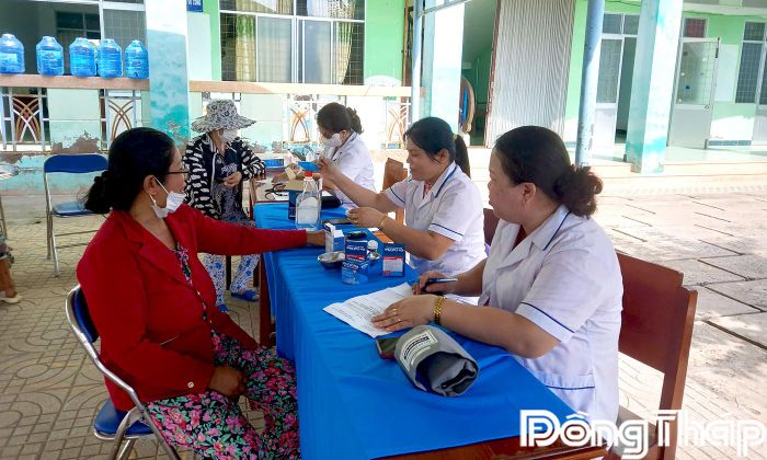 Khám sức khỏe định kỳ, khám sàng lọc bệnh miễn phí cho người dân tại các ấp
