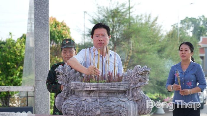 Phó Chủ tịch UBND tỉnh Huỳnh Minh Tuấn dâng hương tại Đài tưởng niệm Nghĩa trang Liệt sĩ Châu Thành.