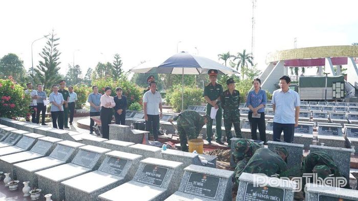 Đoàn đến thăm hỏi, động viên cán bộ, chiến sĩ đang thực hiện chiến dịch.