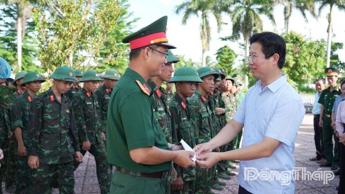 Phó Chủ tịch UBND tỉnh Huỳnh Minh Tuấn trao quà động viên cán bộ, chiến sĩ đang làm nhiệm vụ tại xã Phú Hựu.