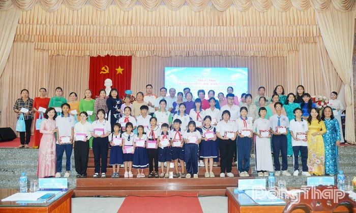 Trao tặng 25 suất học bổng và 25 phần quà cho các em học sinh nghèo vượt khó, phụ nữ khó khăn.