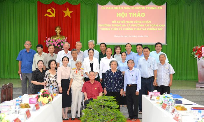 Các đại biểu chụp ảnh lưu niệm.