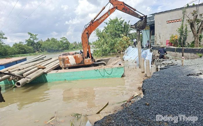 Đơn vị thi công khẩn trương khắc phục tạm điểm sạt lở.
