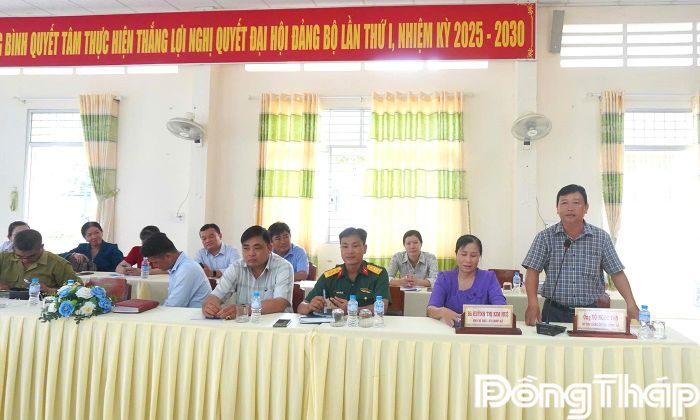 Đồng chí Võ Ngọc Tân, Bí thư Đảng ủy, Chủ tịch HĐND xã phát biểu tại buổi làm việc với Đoàn thẩm định.