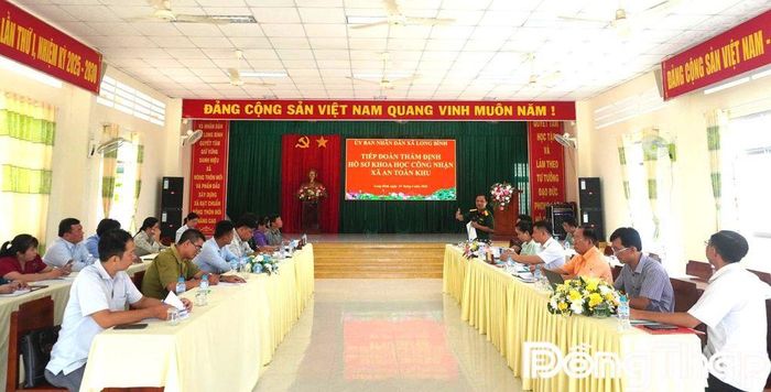 Đoàn làm việc với UBND xã Long Bình.