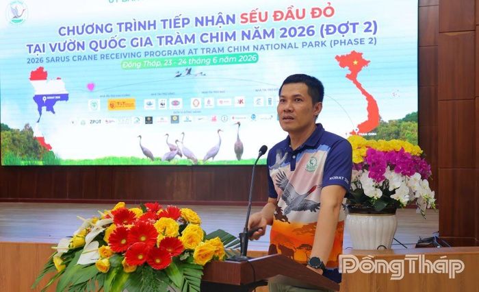 Ông Tanat Uttarasiset, cán bộ kỹ thuật Vườn thú Korat (Thái Lan) chia sẻ kinh nghiệm chăm sóc, bảo tồn và phát triển quần thể sếu đầu đỏ.