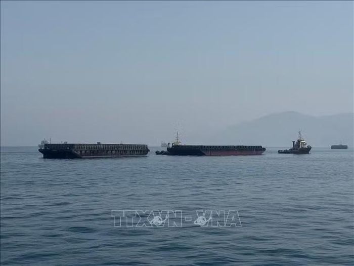  Tàu thuyền neo ngoài khơi thị trấn Khasab, Oman, chờ qua eo biển Hormuz. Ảnh: THX/TTXVN 