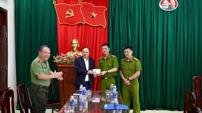  Phó Chủ tịch UBND tỉnh Dương Mah Tiệp khen thưởng nóng với Phòng Cảnh sát điều tra tội phạm về ma túy. Ảnh: Thúy Trinh 