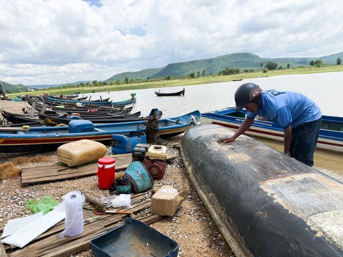  Ngư dân Jrai xem những con thuyền như một người bạn đồng hành trong mỗi chuyến xa khơi. Ảnh: Hoàng Ngọc 